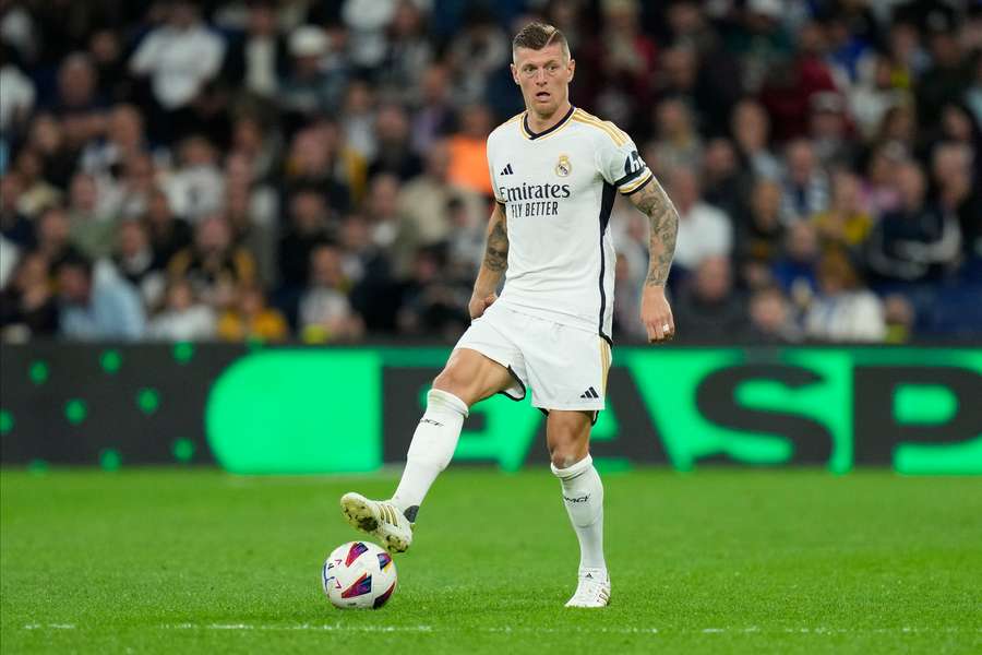 Midfielder on the ball, head up, scanning the field